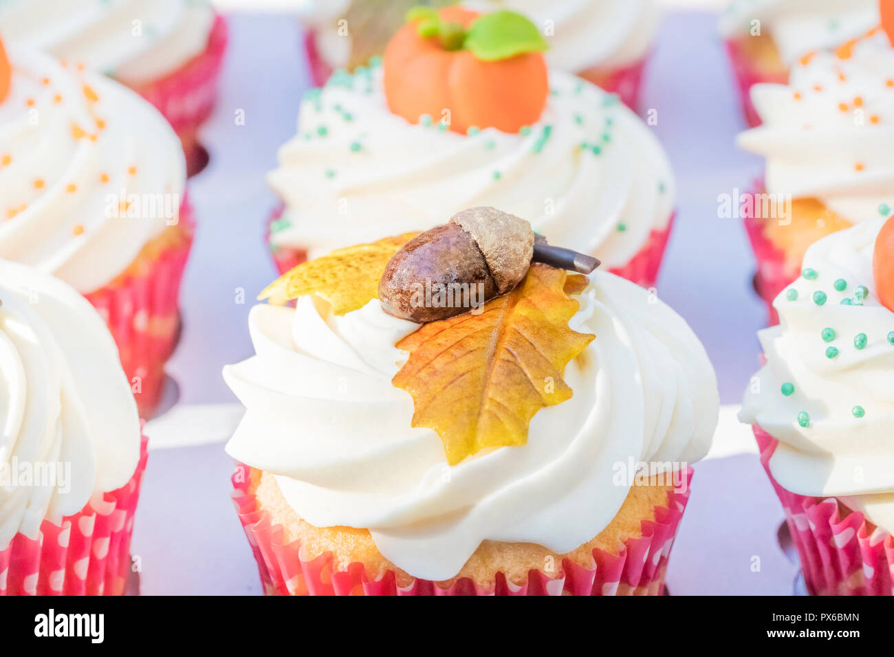 Rangee De Gateaux A La Creme Decorative Avec Un Gland Decoration A L Avant Plan Photo Stock Alamy Rangee De Gateaux A La Creme Decorative Avec Un Gland Decoration A L Avant Plan Photo Stock Alamy