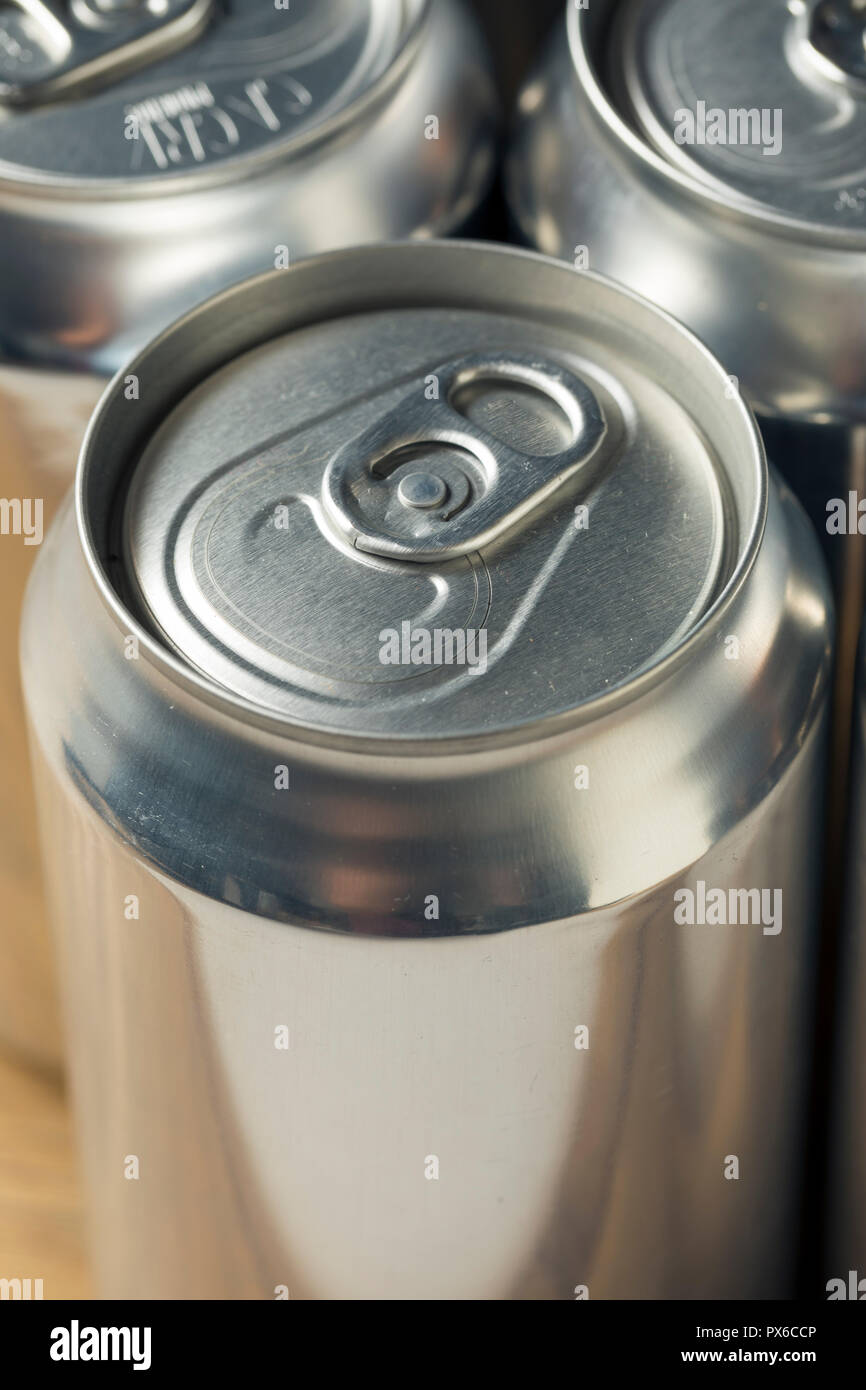 Les boîtes de soda en aluminium argent brillant dans un groupe Banque D'Images