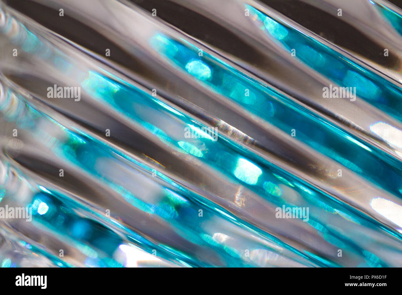Contexte macro-vision de surface du cristal au plomb avec de beaux motifs de lignes diagonales reflétant la lumière brillante Banque D'Images