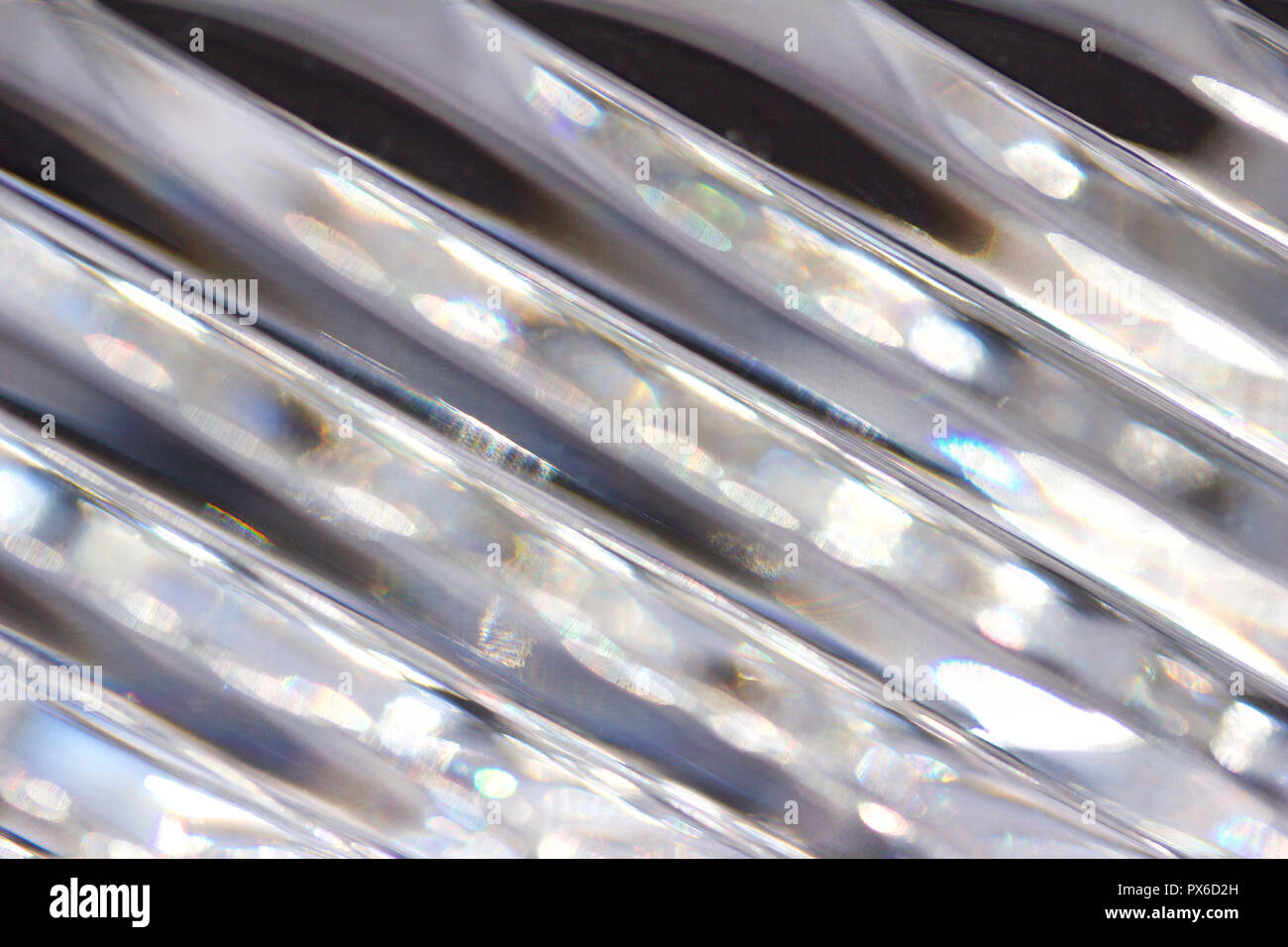 Contexte macro-vision de surface du cristal au plomb avec de beaux motifs de lignes diagonales reflétant la lumière brillante Banque D'Images