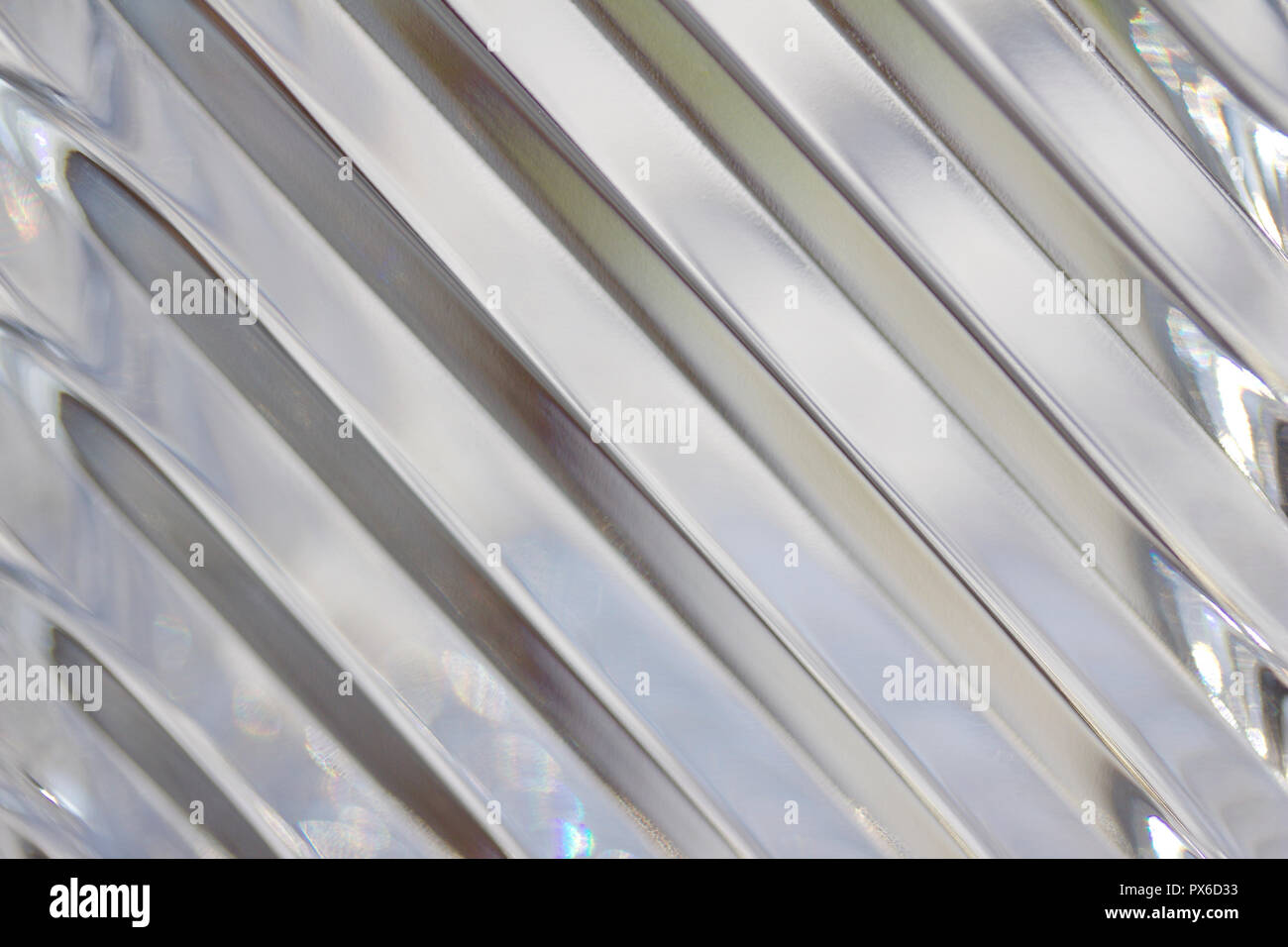 Contexte macro-vision de surface du cristal au plomb avec de beaux motifs de lignes diagonales reflétant la lumière brillante Banque D'Images