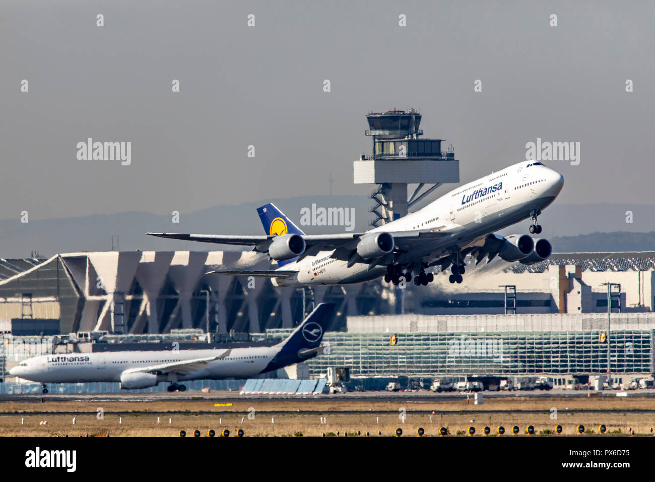 L'aéroport de Francfort / Main, FRA, Fraport, tour de contrôle de la circulation aérienne, Lufthansa Boeing 747 au décollage Banque D'Images