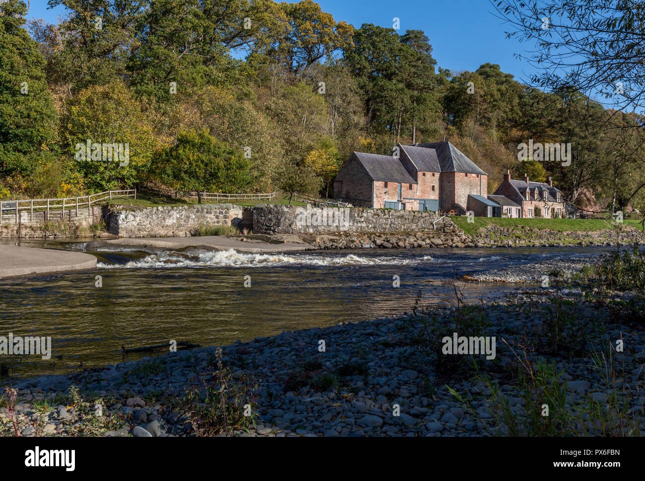 Moulin Mertoun et weir sur la rivière Tweed à Mertoun, St Boswells, Ecosse Banque D'Images