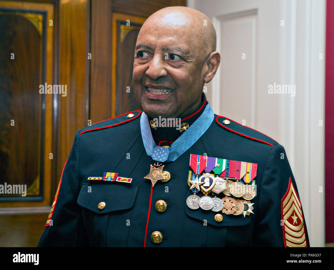 Récipiendaire de la médaille d'Honneur a pris sa retraite de la Marine américaine Le Sgt. Le major John Canley Smiles suite à la cérémonie de présentation à la Maison Blanche le 17 octobre 2018 à Washington, DC. Canley a reçu la plus haute distinction des nations unies pour les actions au cours de la bataille de Hue dans la guerre du Vietnam. Banque D'Images