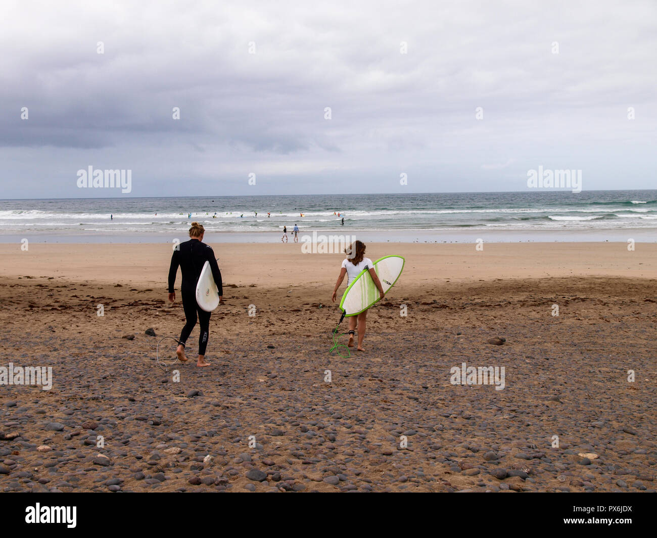 Lanzarote, Espagne - Juin 13, 2017 : Famara, cours de surf sur la plage Banque D'Images