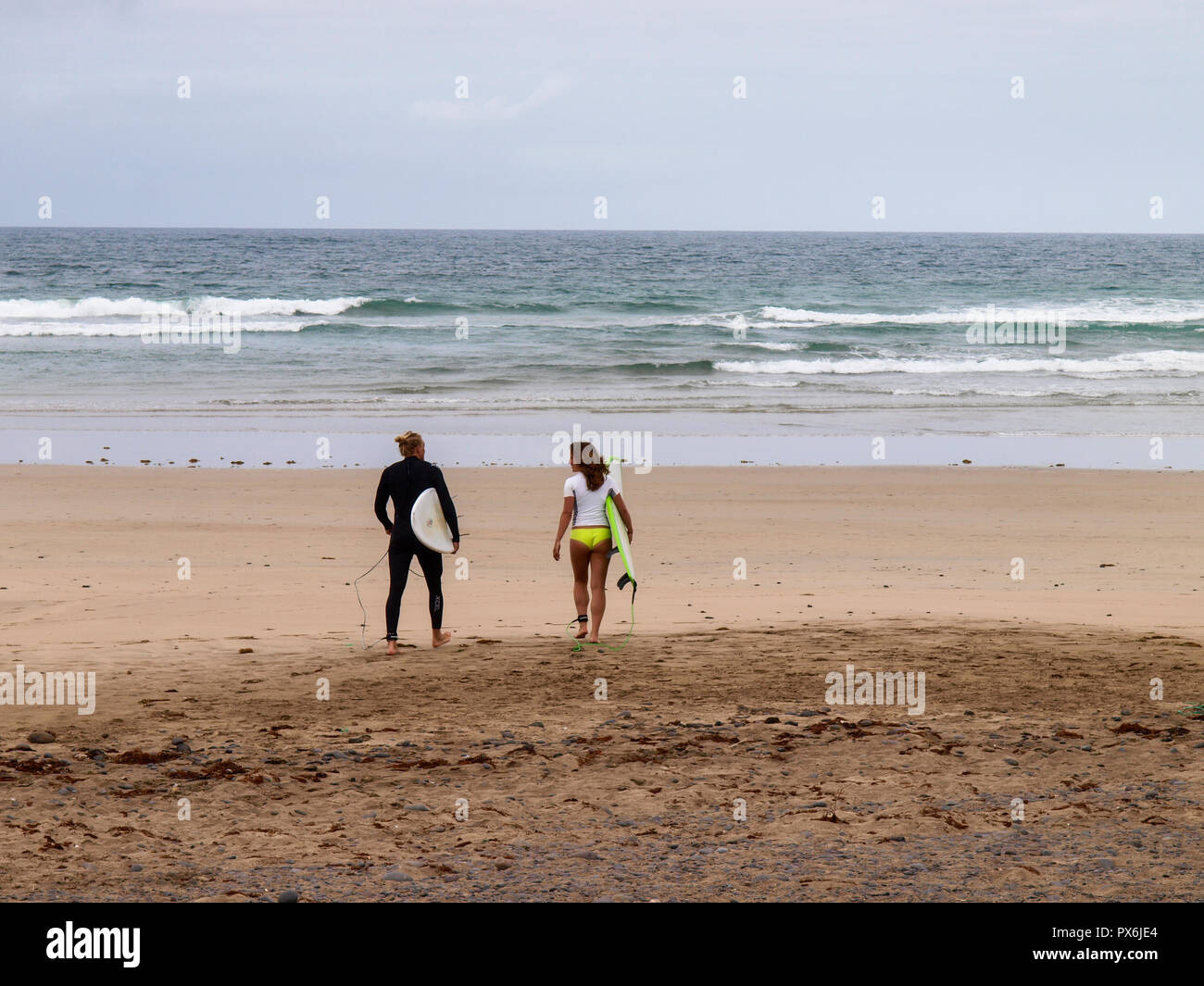 Lanzarote, Espagne - Juin 13, 2017 : Famara, cours de surf sur la plage Banque D'Images