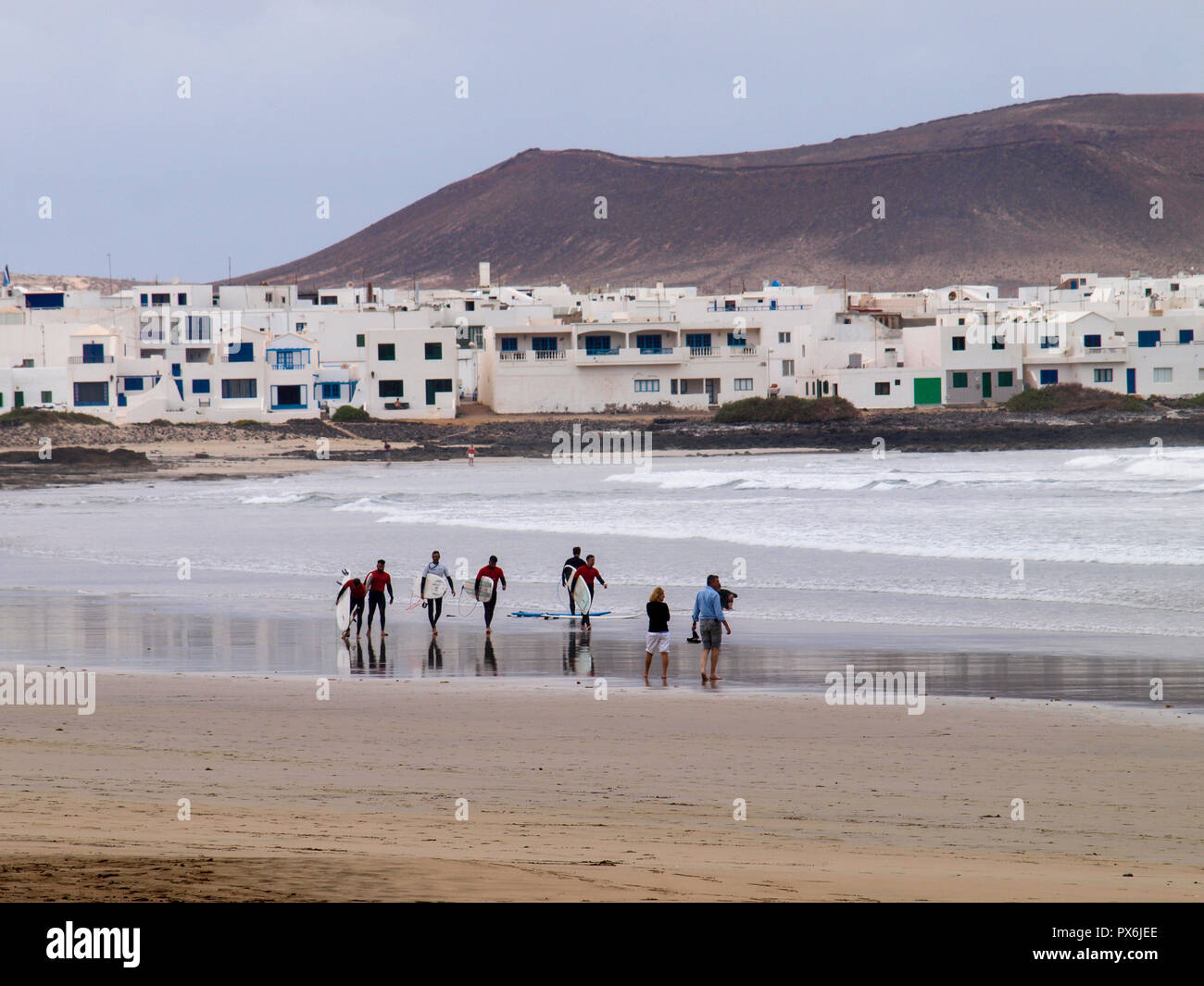 Lanzarote, Espagne - Juin 13, 2017 : Famara, cours de surf sur la plage Banque D'Images