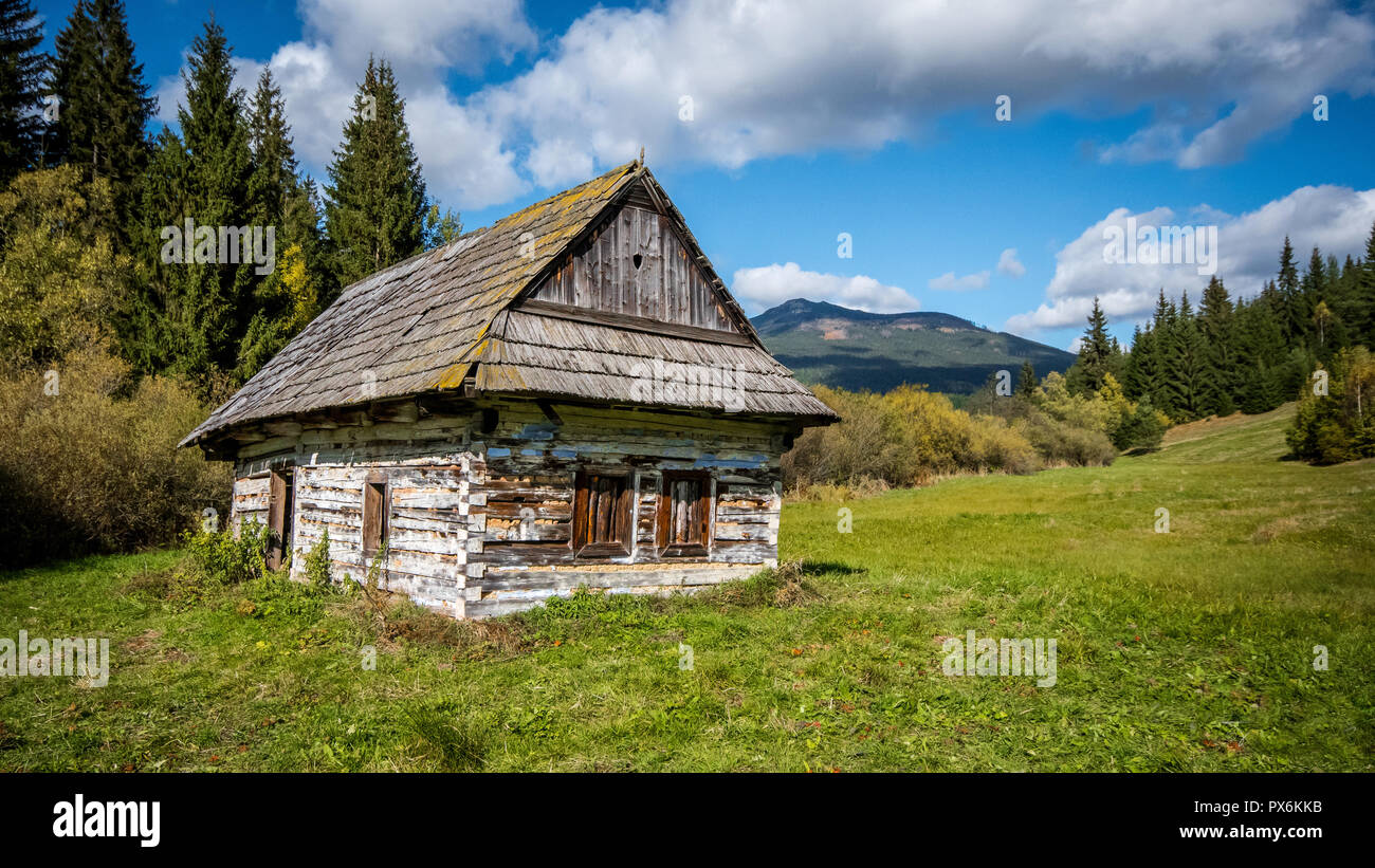 Très vieille maison de bois au centre de la Slovaquie. A plus de cent ans et a été dévasté pendant un temps très long. Banque D'Images