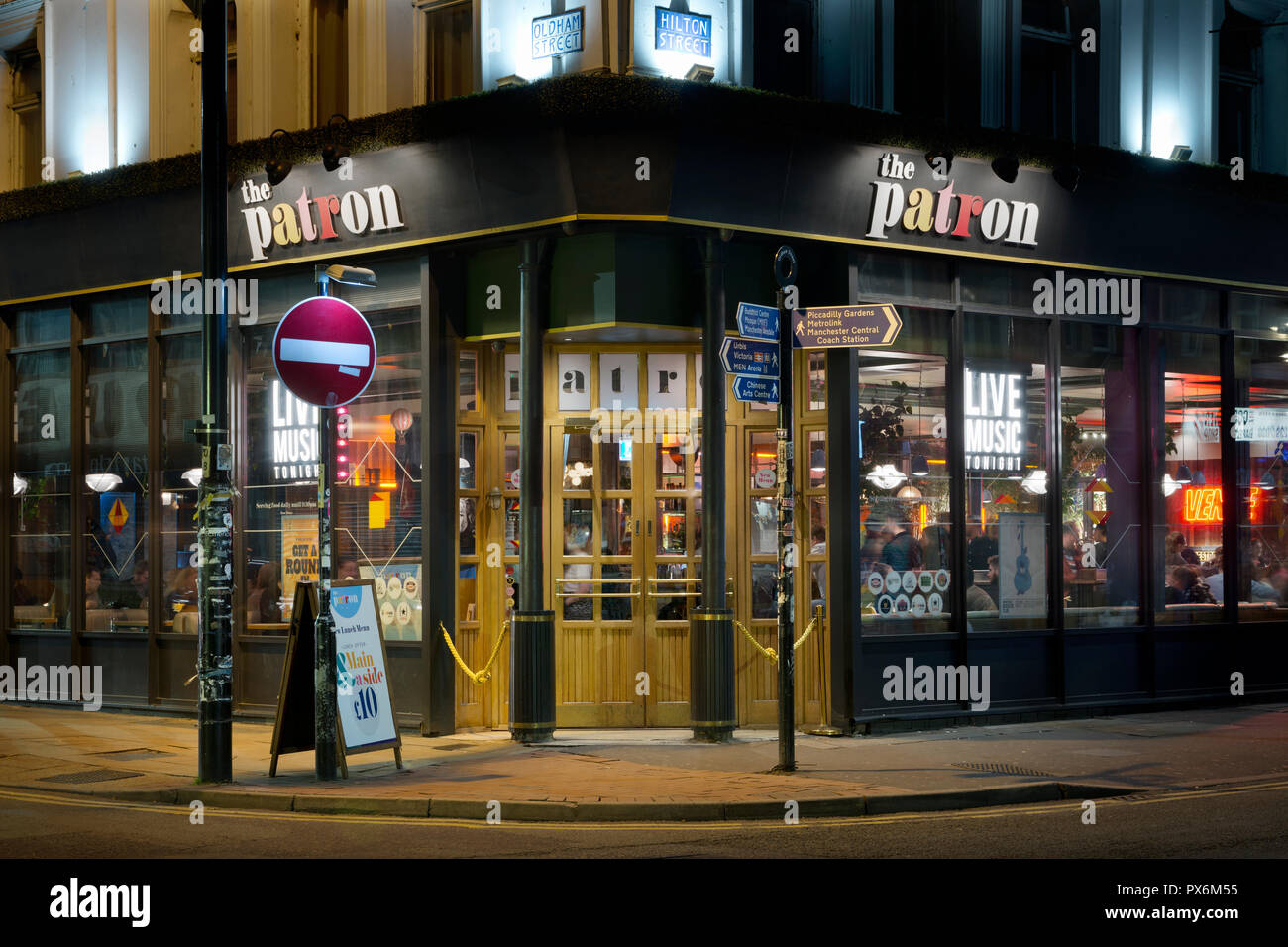Le Patron bar situé au coin de la rue et d'Oldham Street Hilton dans la région du Nord, du centre-ville de Manchester, au Royaume-Uni. Banque D'Images