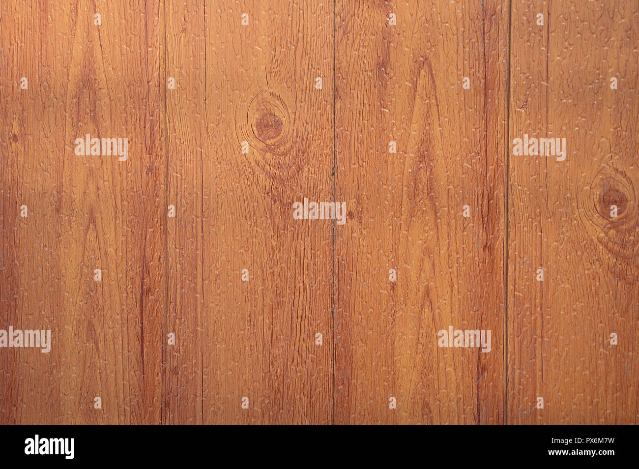 Texture bois teint brun clair. L'effet de gouttes humides. Banque D'Images