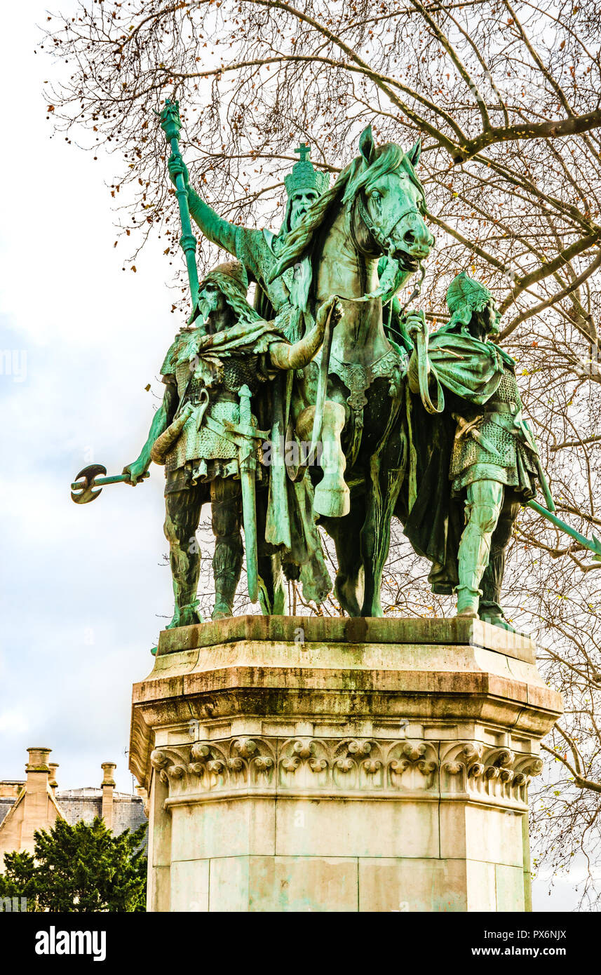 Paris, France : statue de Charlemagne (Charles le Grand) Roi des Francs et Empereur des Romains, situé juste à l'extérieur de la Cathédrale Notre Dame par ar Banque D'Images