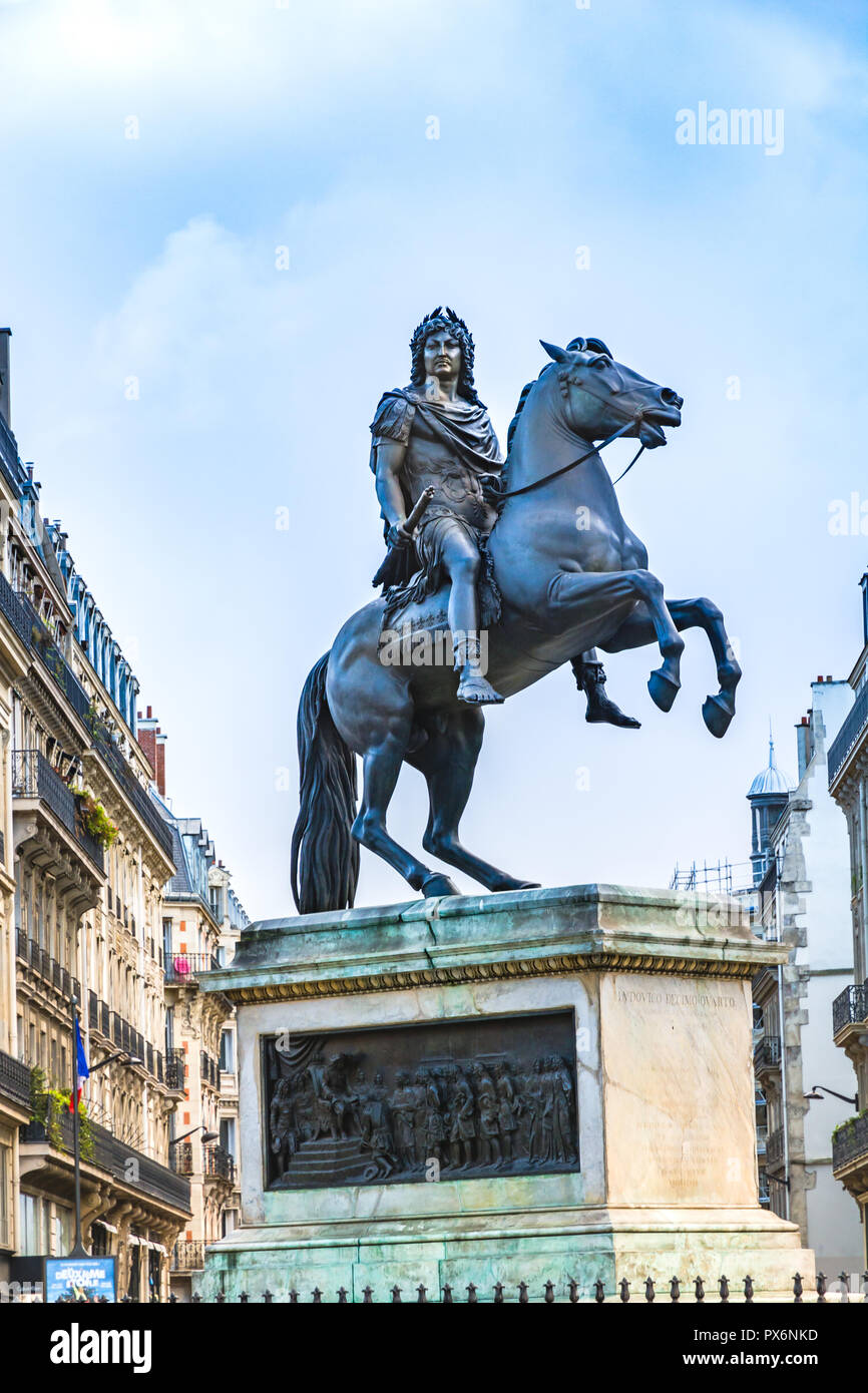 Paris, France - 10 décembre 2017 : Statue du Roi Louis XIV à la place de la Victoire (Place de victoires) commandé par le roi Louis XVIII de François Joseph Banque D'Images