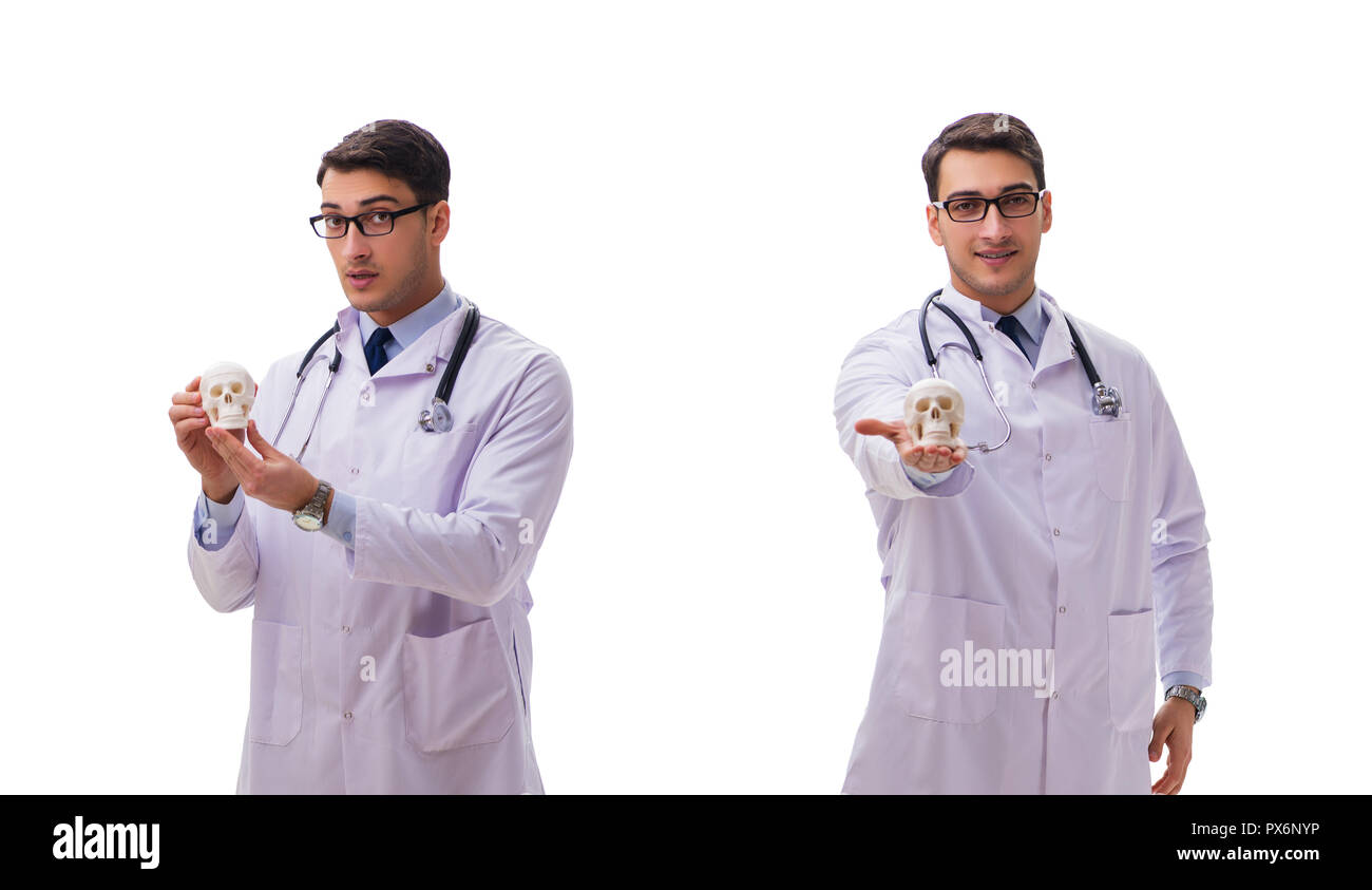 Jeune homme médecin avec squelette isolated on white Banque D'Images