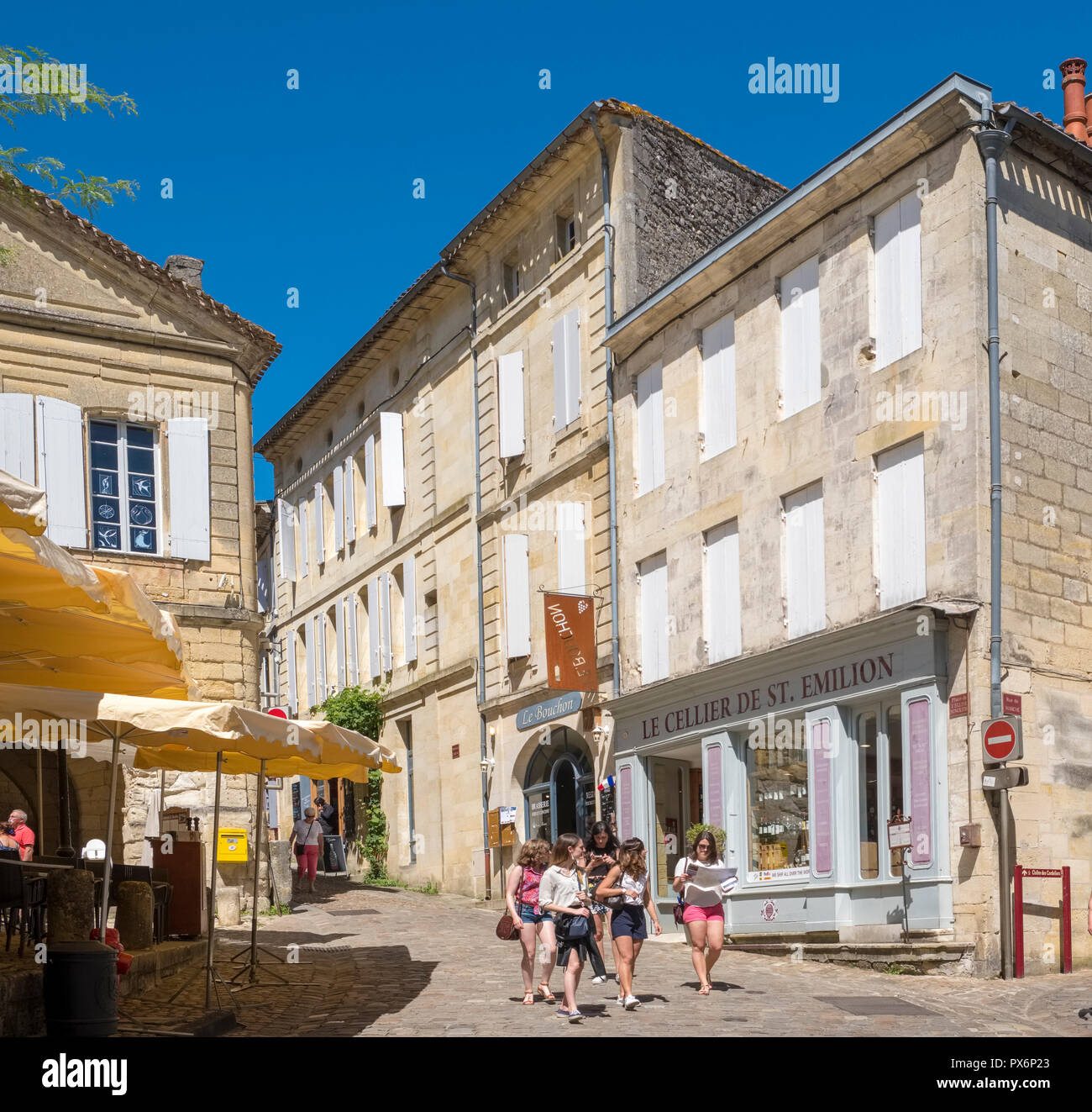 Scène de rue dans le village de Saint Emilion, France, Europe Banque D'Images