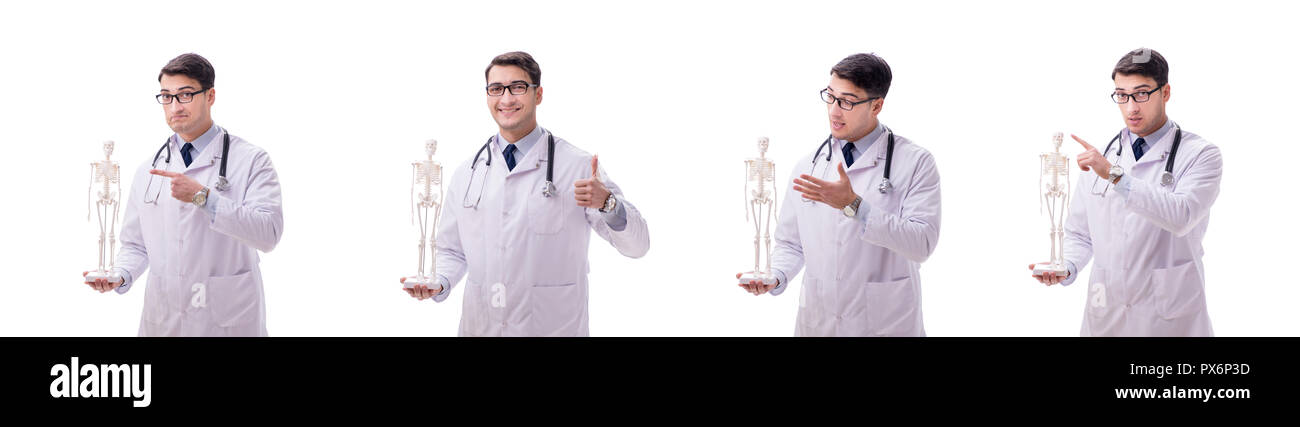 Jeune homme médecin avec squelette isolated on white Banque D'Images