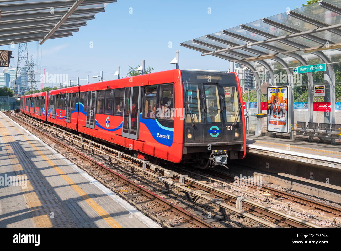 Docklands Light Railway (DLR) en train station Royal Victoria, London, England, UK Banque D'Images