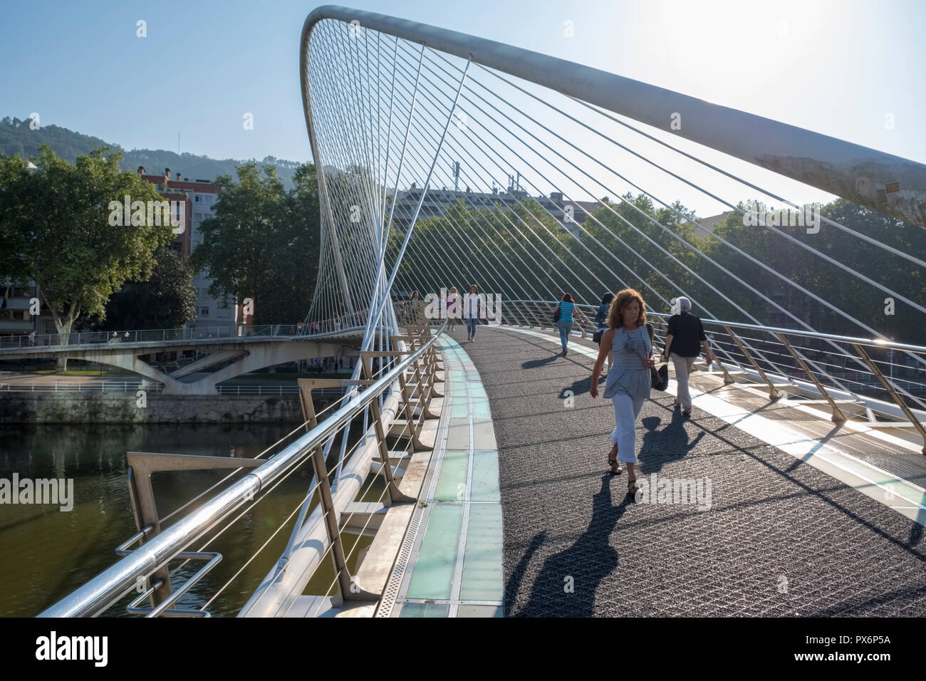 Bilbao, Espagne - Pont Zubizuri avec des gens marchant à travers Banque D'Images