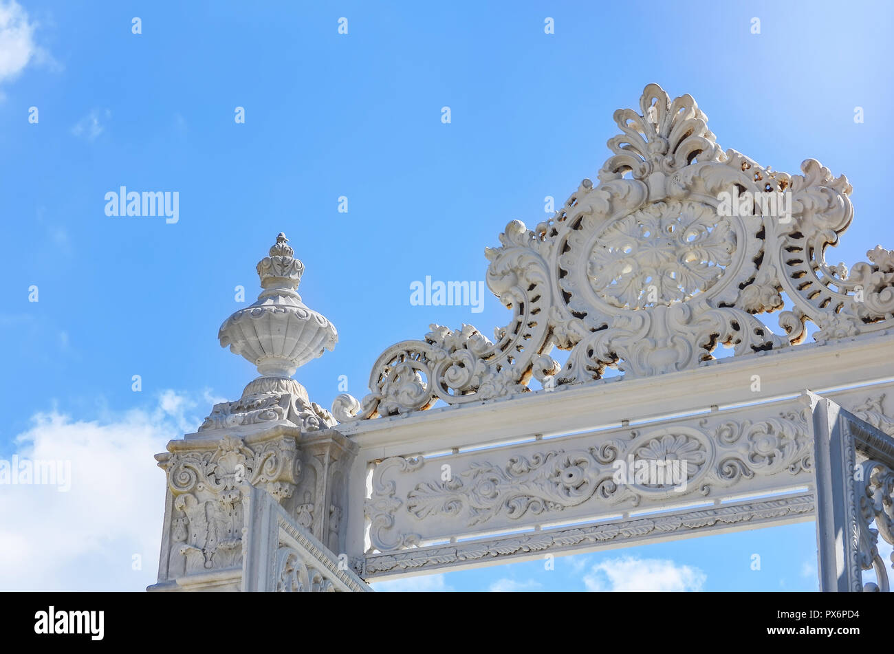 Fragment supérieur du livre blanc marbre sculpté porte du Palais Dolmabahche contre un ciel bleu. Banque D'Images
