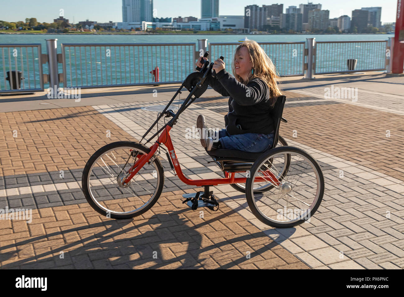 Detroit, Michigan - Les gens d'essayer des vélos adaptative, maintenant offerts par MoGo, Detroit's bike partager système. L'adaptive les vélos sont conçus pour peopl Banque D'Images