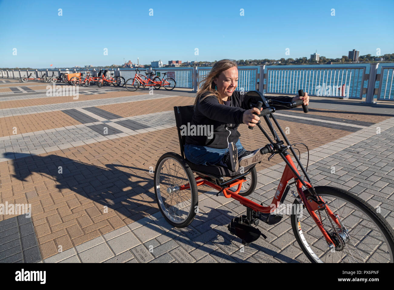 Detroit, Michigan - Les gens d'essayer des vélos adaptative, maintenant offerts par MoGo, Detroit's bike partager système. L'adaptive les vélos sont conçus pour peopl Banque D'Images