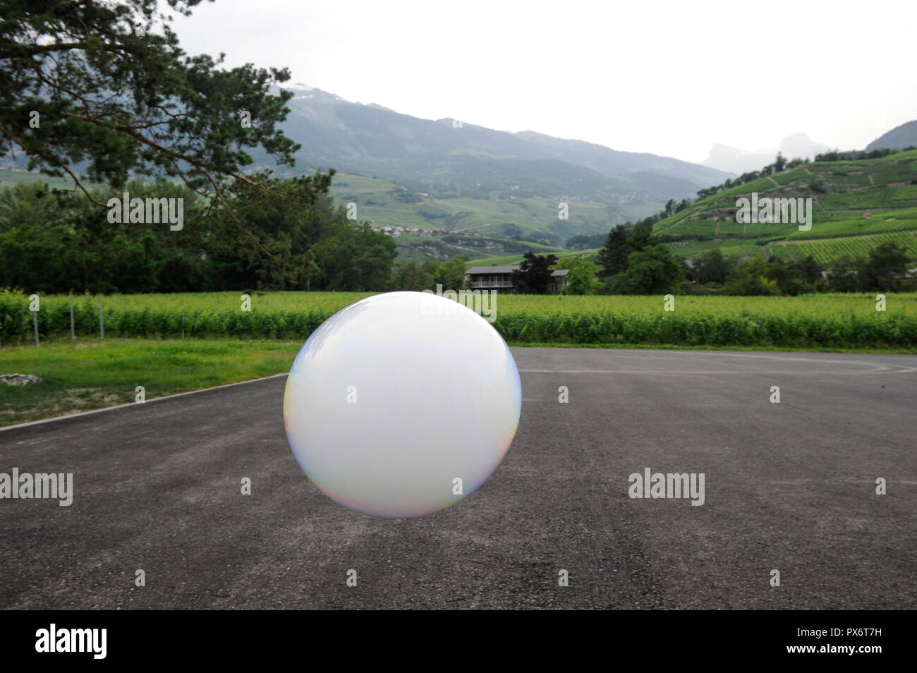 Suisse, Valais, blanc artificiel de bulles à partir de la machine à bulles Banque D'Images