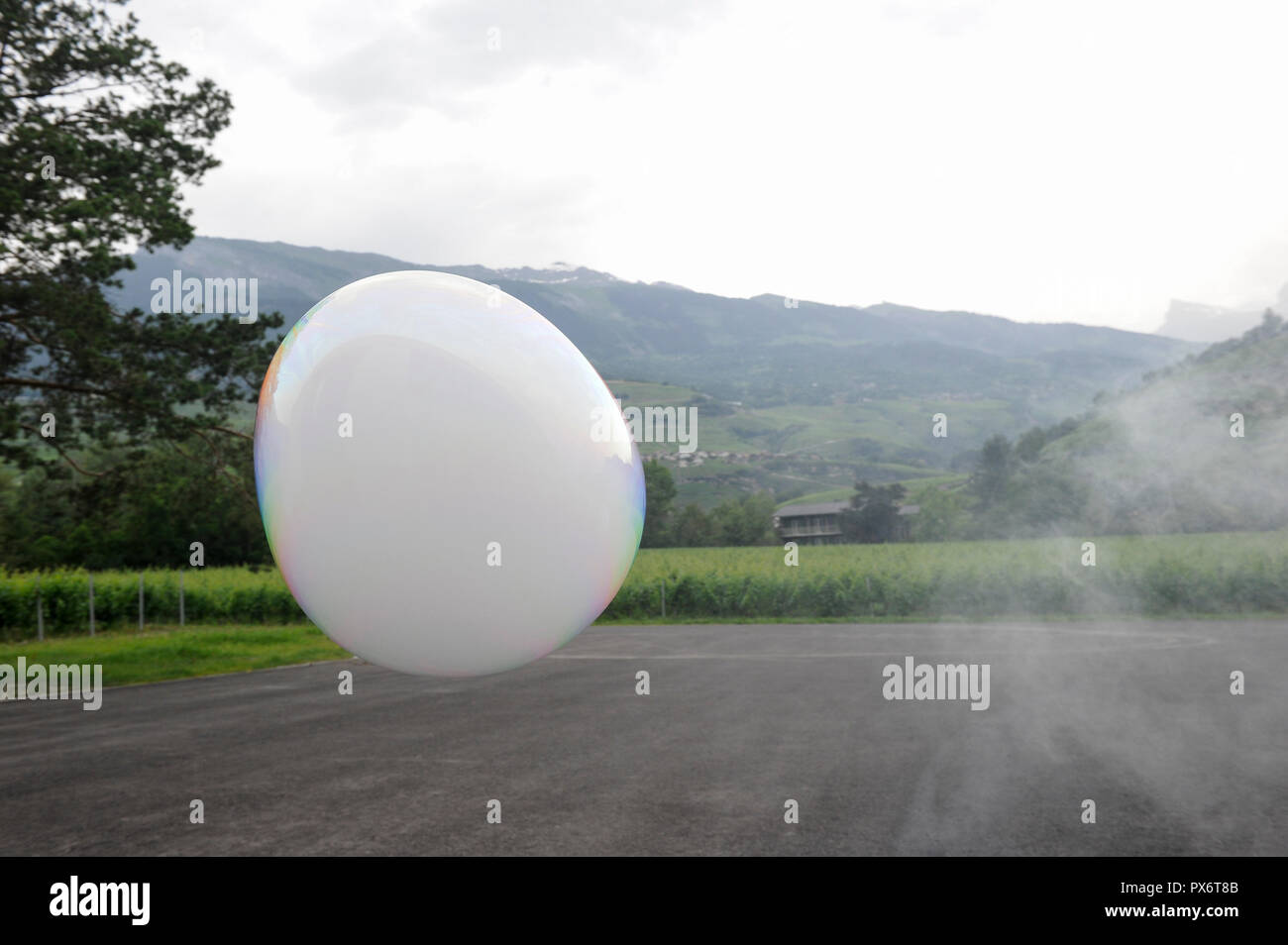 Suisse, Valais, blanc artificiel de bulles à partir de la machine à bulles Banque D'Images