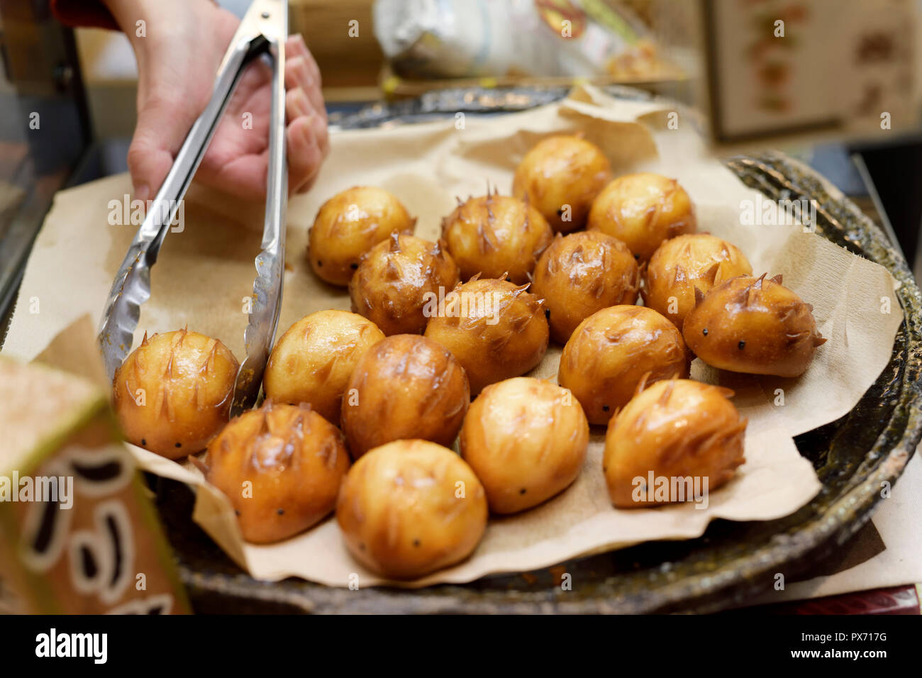 En forme de hérisson bébé pâtisseries crème anglaise, japonaise, l'alimentation de rue au marché alimentaire Nishiki stall à Kyoto, Japon Banque D'Images