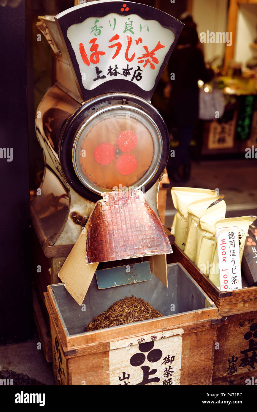 Hojicha, Hoji cha, thé torréfaction machine dans un magasin de thé dans la ville de Uji, capitale japonaise de thé. La préfecture de Kyoto, Japon 2017 Banque D'Images
