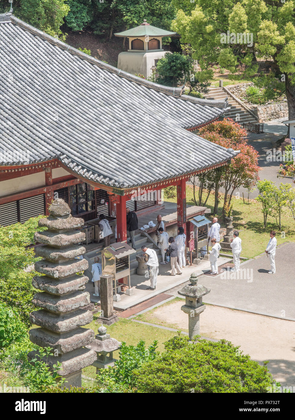 Henro pèlerins, en priant et en offrant des cadeaux, Kanonji 69 temple, temple 88 Shikoku pèlerinage, Kagawa, Japon Banque D'Images