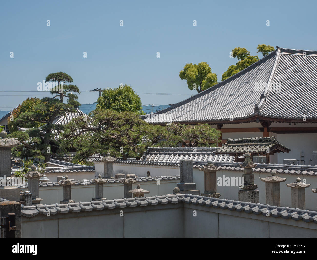 Toit à tuiles Temple, et mur du cimetière avec tile top, Memorial et les pierres tombales, Kagawa, Japon Banque D'Images