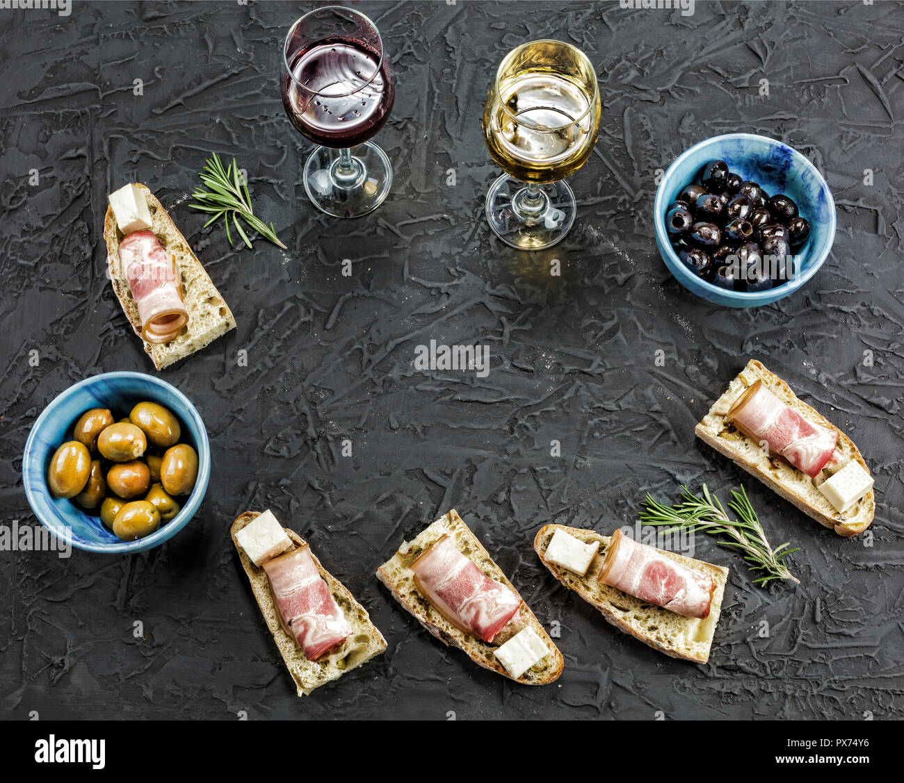 Vin apéritif cadre. Brushetta avec vin. Variété de petits sandwiches au bacon jambon, fromage parmesan, basilic frais et crème balsamique servi Banque D'Images