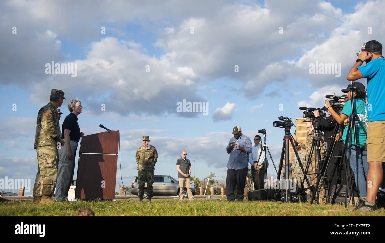 Secrétaire de l'Air Force Heather Wilson parle avec les médias locaux au cours d'une conférence de presse à la base aérienne Tyndall, en Floride, le 14 octobre 2018, 14 octobre 2018. Les hauts dirigeants de l'Armée de l'air a visité la Base aérienne Tyndall pour évaluer les dommages de l'ouragan Michael, l'un des plus intenses les cyclones tropicaux à jamais frapper les États-Unis (É.-U. Photo de l'Armée de l'air par les cadres supérieurs d'un membre de la sélection) Joseph. () Banque D'Images