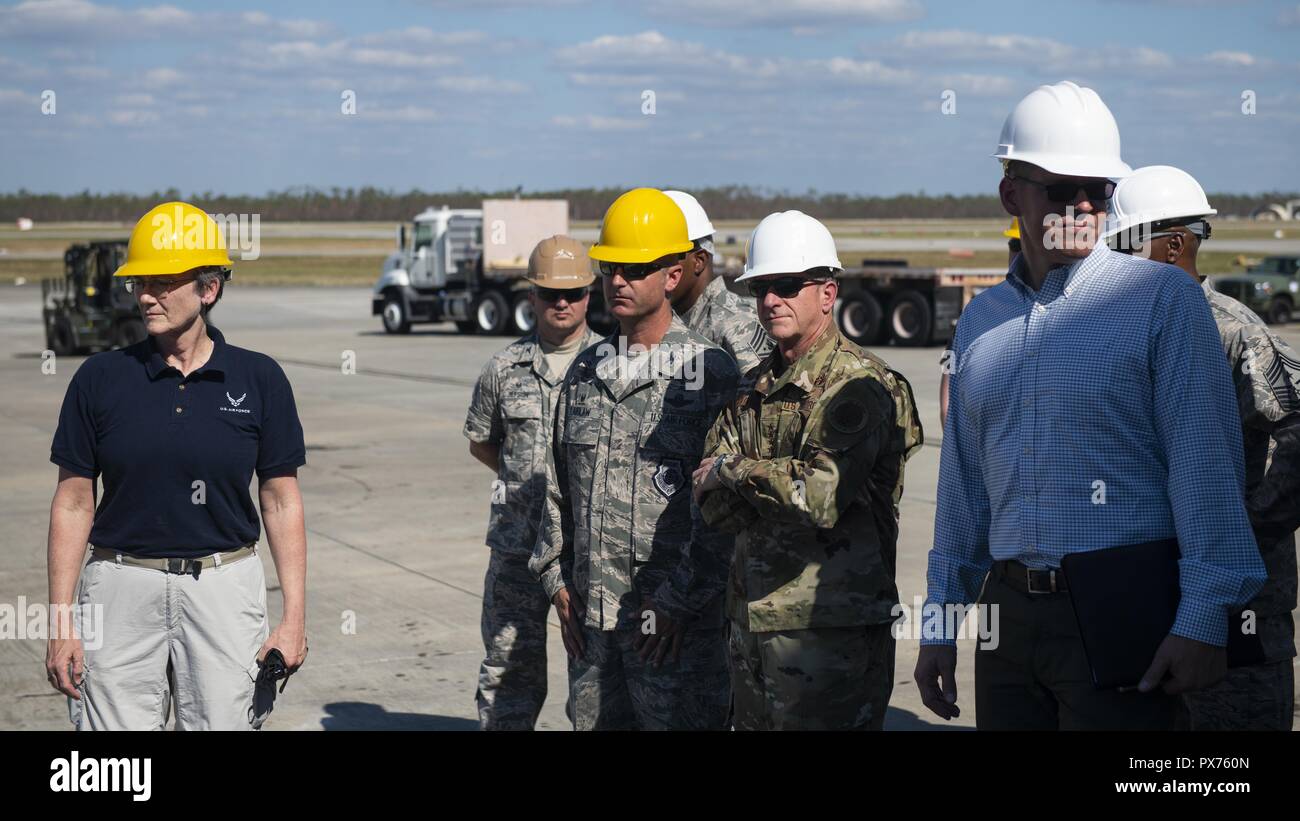 L'examen des hauts dirigeants de l'Armée de l'air suite à l'ouragan Michael à la base aérienne Tyndall, en Floride, le 14 octobre 2018, 14 octobre 2018. Les hauts dirigeants de l'Armée de l'air a visité la Base aérienne Tyndall pour évaluer les dommages de l'ouragan Michael, l'un des plus intenses les cyclones tropicaux à jamais frapper les États-Unis (É.-U. Photo de l'Armée de l'air par les cadres supérieurs d'un membre de la sélection) Joseph. () Banque D'Images