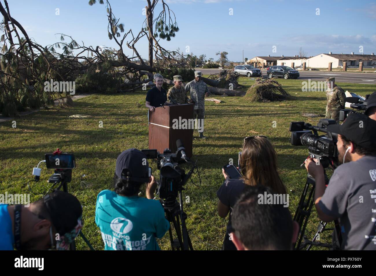 Secrétaire de l'Air Force Heather Wilson parle avec les médias locaux au cours d'une conférence de presse à la base aérienne Tyndall, en Floride, le 14 octobre 2018, 14 octobre 2018. Les hauts dirigeants de l'Armée de l'air a visité la Base aérienne Tyndall pour évaluer les dommages de l'ouragan Michael, l'un des plus intenses les cyclones tropicaux à jamais frapper les États-Unis (É.-U. Photo de l'Armée de l'air par les cadres supérieurs d'un membre de la sélection) Joseph. () Banque D'Images
