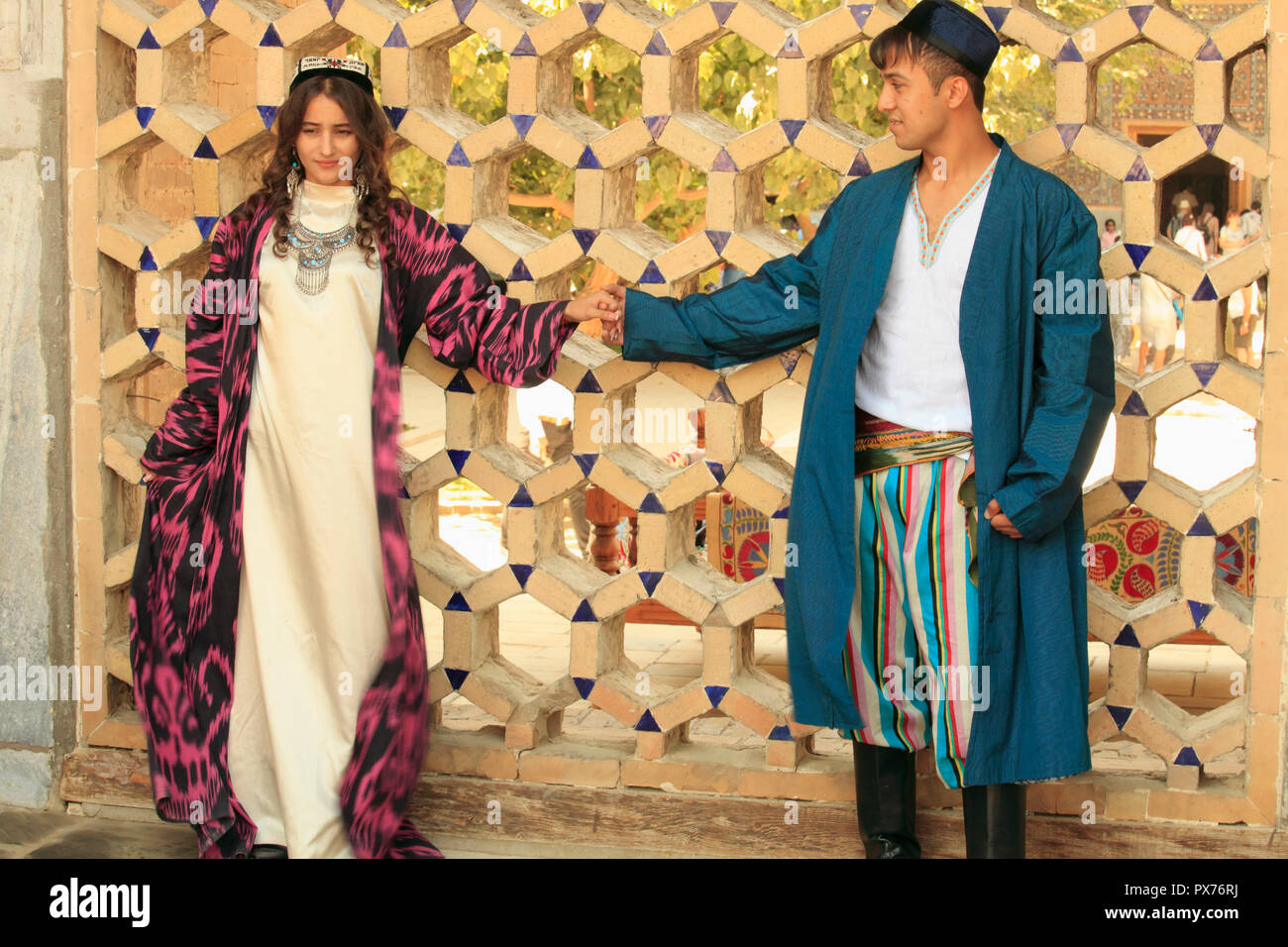 L'Ouzbékistan, Samarkand Registan, ; d'Ouloug Beg madrasah, des modèles de mode, les gens, Banque D'Images