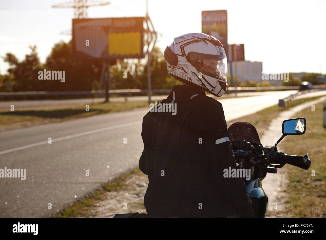 La moitié-tourné sur sa moto motard Banque D'Images