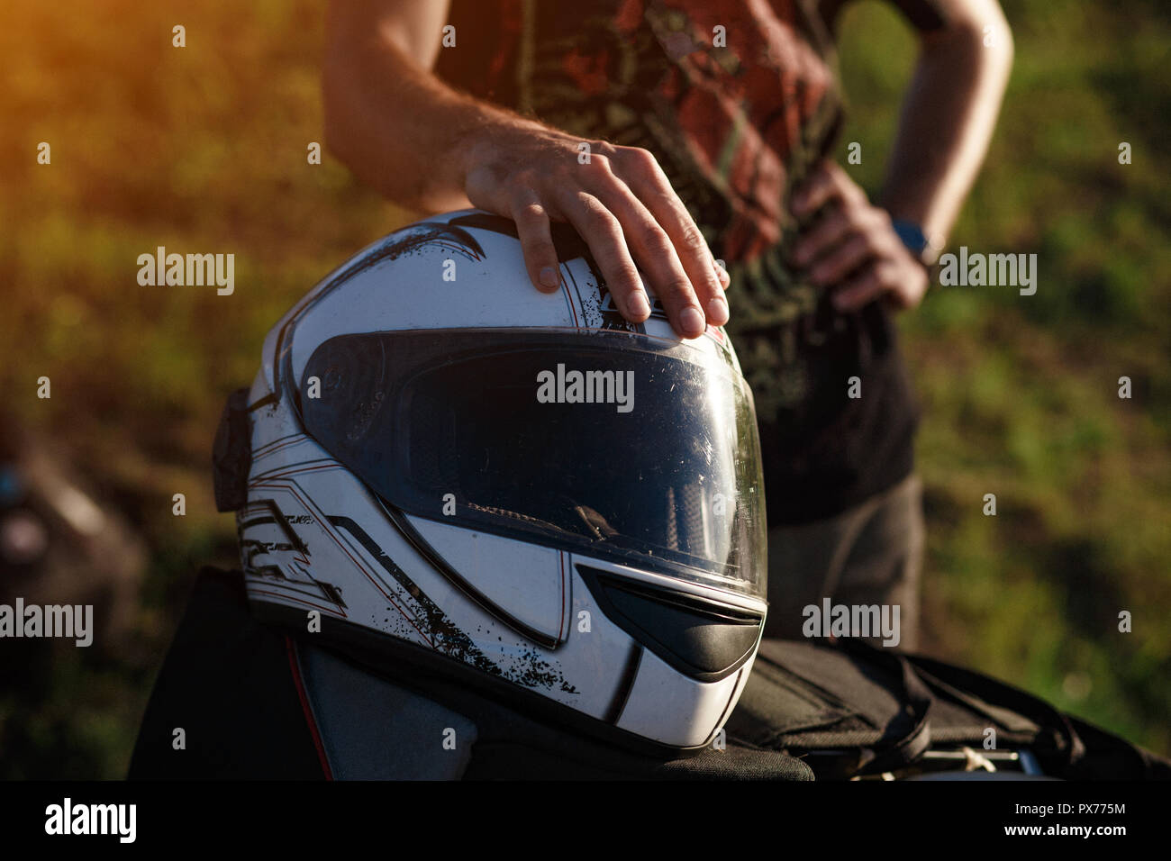 Vue rapprochée sur blanc casque de moto. Banque D'Images