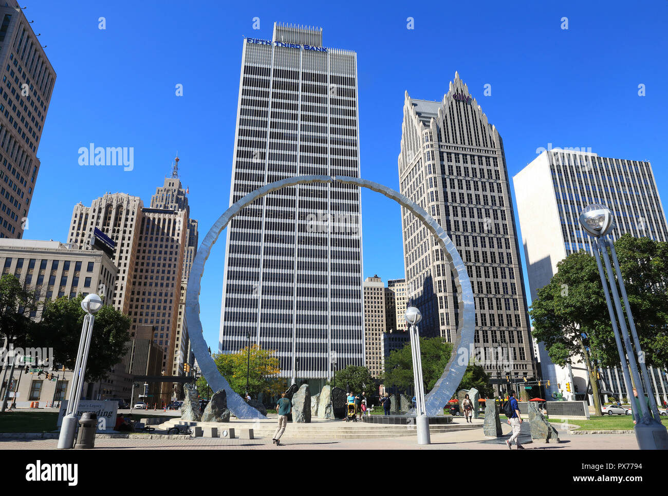 Au-delà, la sculpure Michigan Héritage du travail Monument, conçu par David Barr & Sergio de Giusti sur Hart Plaza, sur la rive, à Detroit, États-Unis Banque D'Images