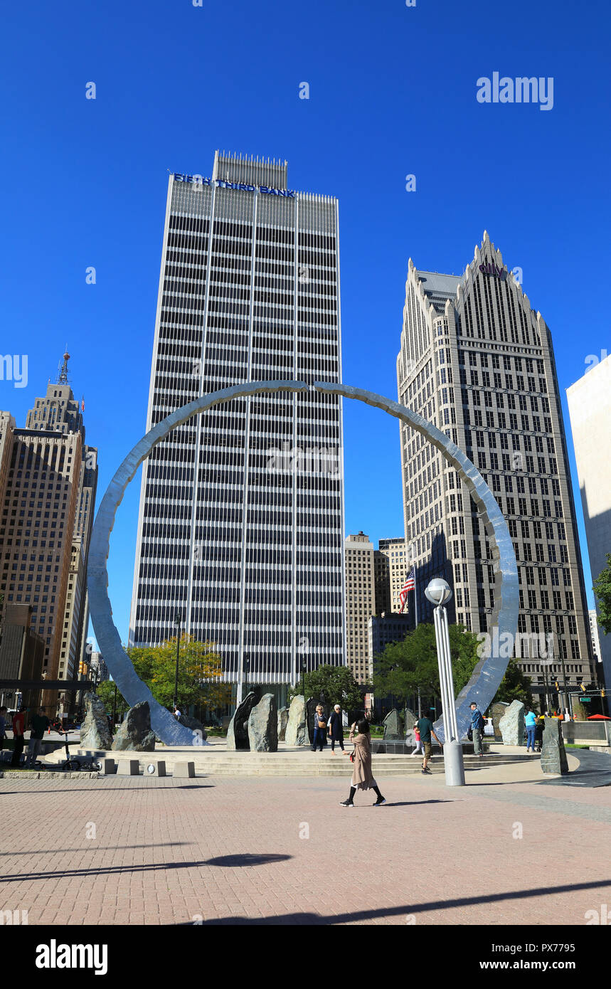 Au-delà, la sculpure Michigan Héritage du travail Monument, conçu par David Barr & Sergio de Giusti sur Hart Plaza, sur la rive, à Detroit, États-Unis Banque D'Images