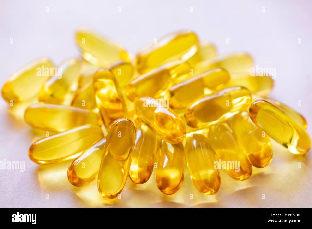Close up of capsules Omega 3 sur fond blanc. Copie de l'espace pour votre texte. Vue de dessus, produit de haute résolution. Concept de soins de santé Banque D'Images