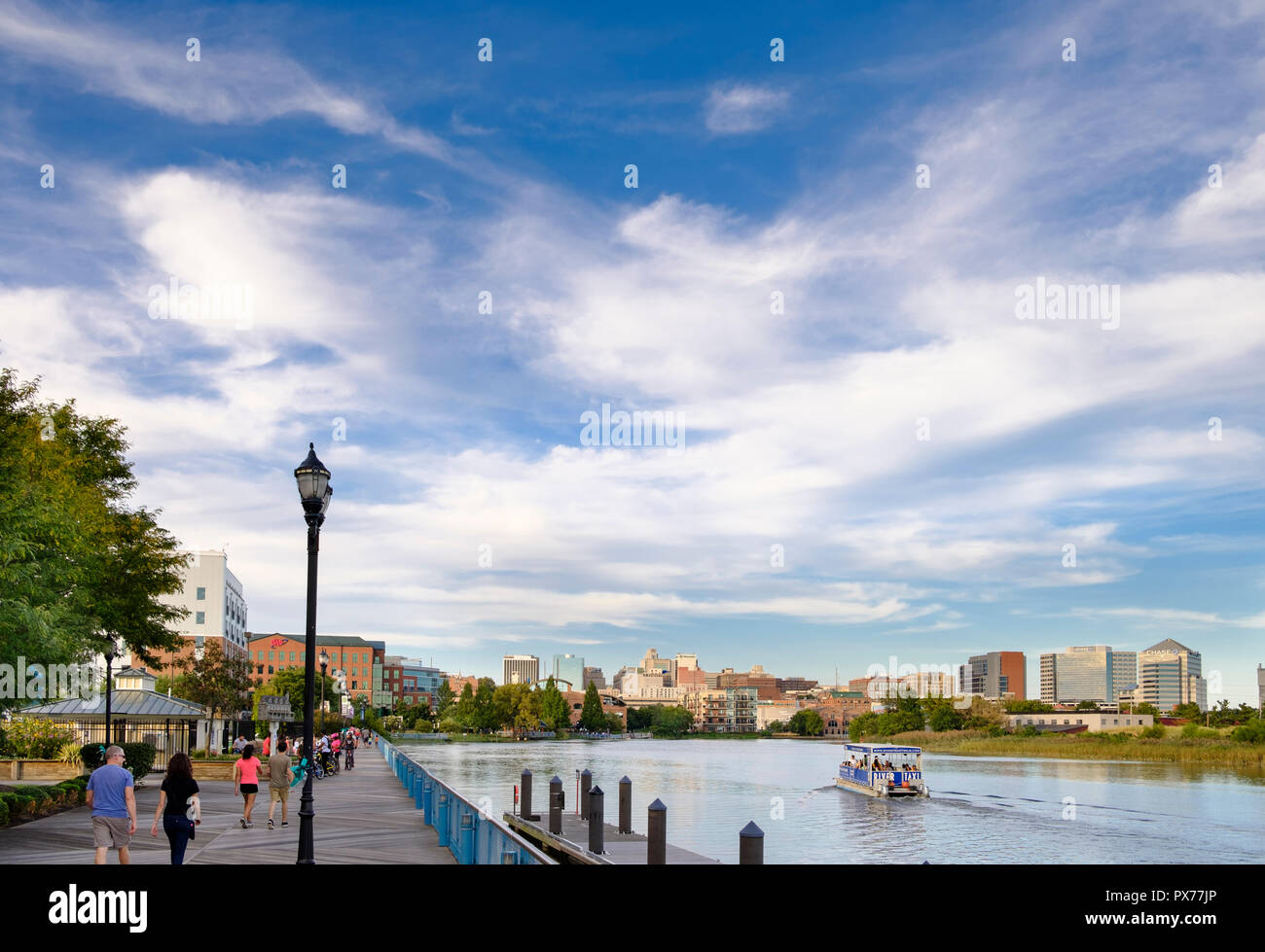 Le Riverwalk avec skyline en été et Christiana River avec River en bateau taxi , Wilmington, Delaware, USA Banque D'Images