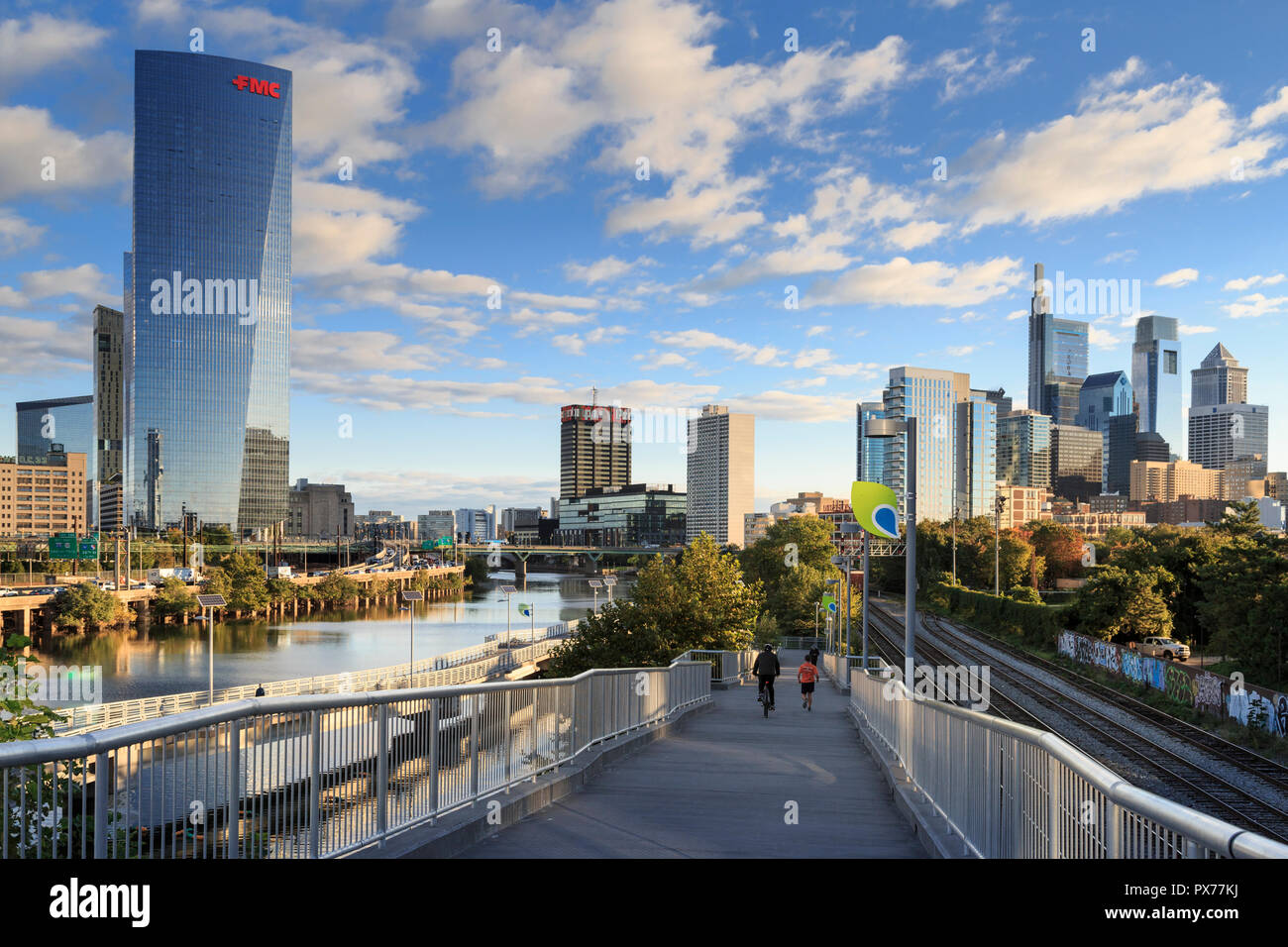 Philadelphia Skyline avec Schuylkill River Park Promenade en automne avec les cyclistes et joggeurs, Philadelphie, Pennsylvanie, USA Banque D'Images