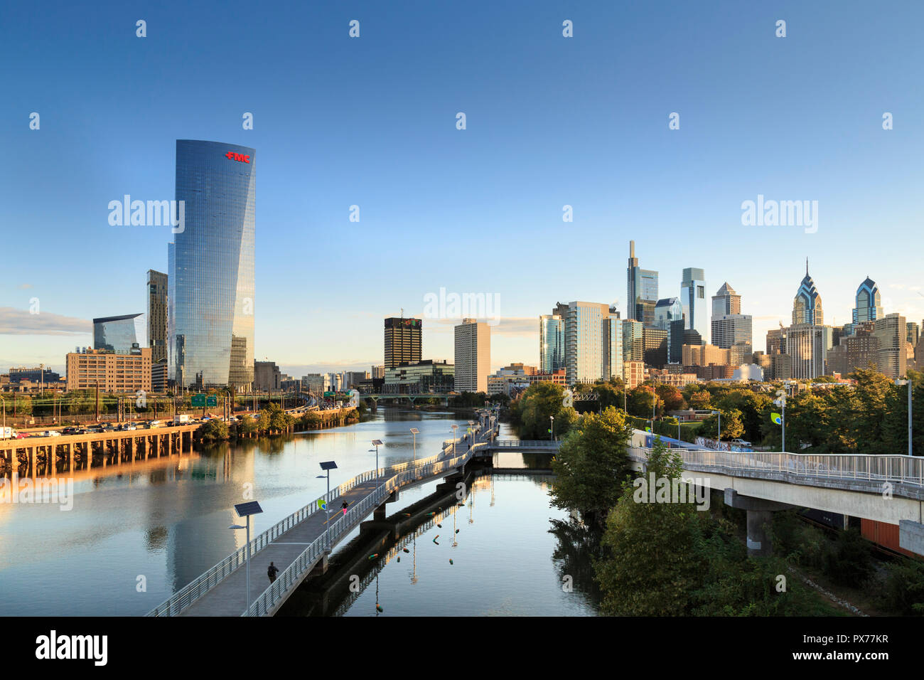 Philadelphia Skyline et l'autoroute 76 avec le parc de la rivière Schuylkill Boardwalk en été la nuit, Philadelphie, Pennsylvanie, USA Banque D'Images