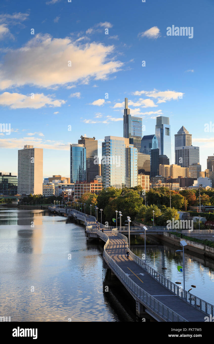 Philadelphia Skyline avec Schuylkill River Park Promenade en automne à l'aube, Philadelphie, Pennsylvanie, USA Banque D'Images