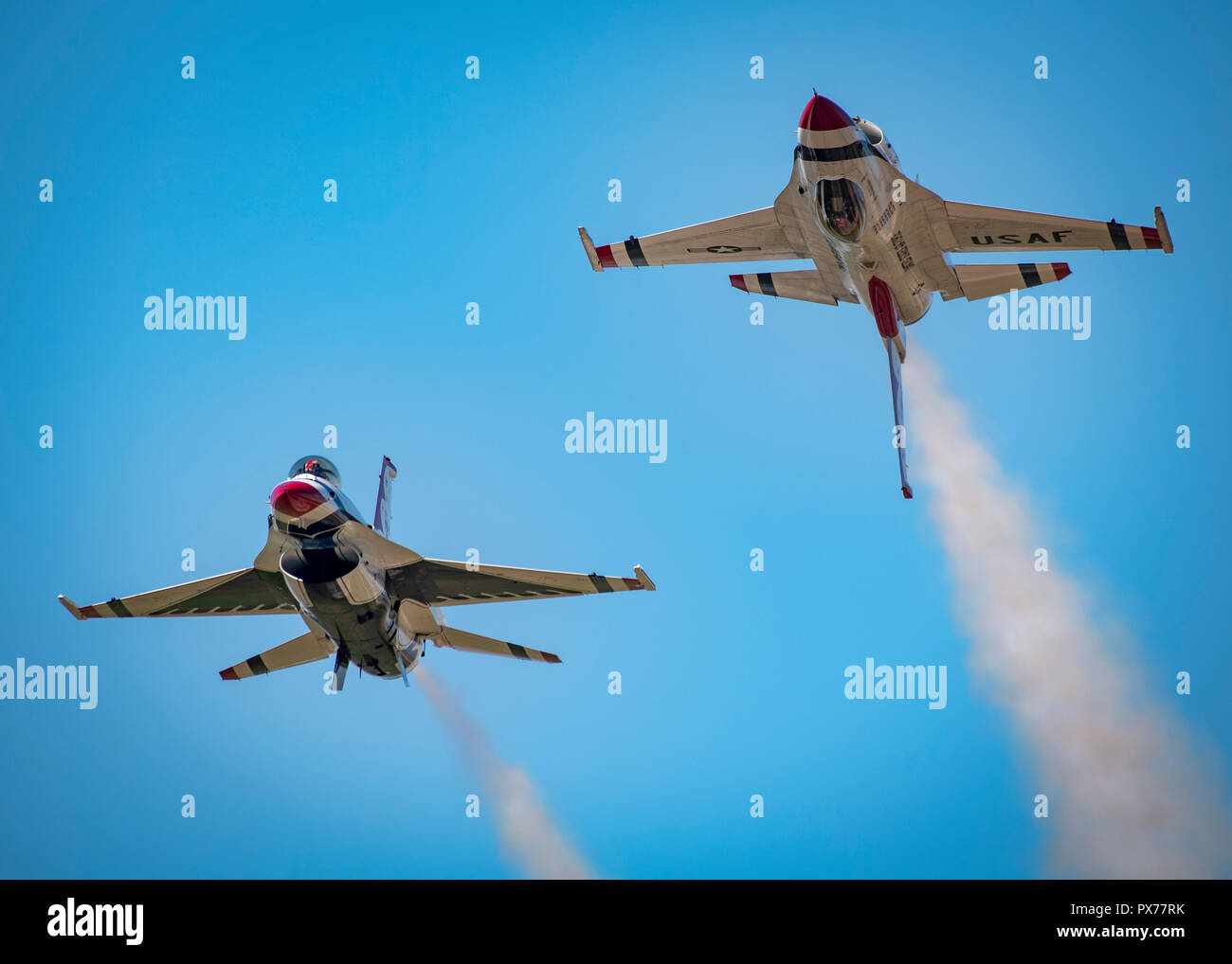 La U.S. Air Force Escadron de démonstration aérienne des Thunderbirds 'effectuer au Fort Worth Alliance Air Show, New York, 14 octobre 2018. Depuis 1953, l'équipe attaquante a servi comme premier ministre de l'Amérique, de l'escadron de démonstration aérienne, chargée de la mission vitale pour recruter, conserver et inspirer passé, présent et futur d'aviateurs. (U.S. Air Force Photo/SrA Cory W. Bush) Banque D'Images