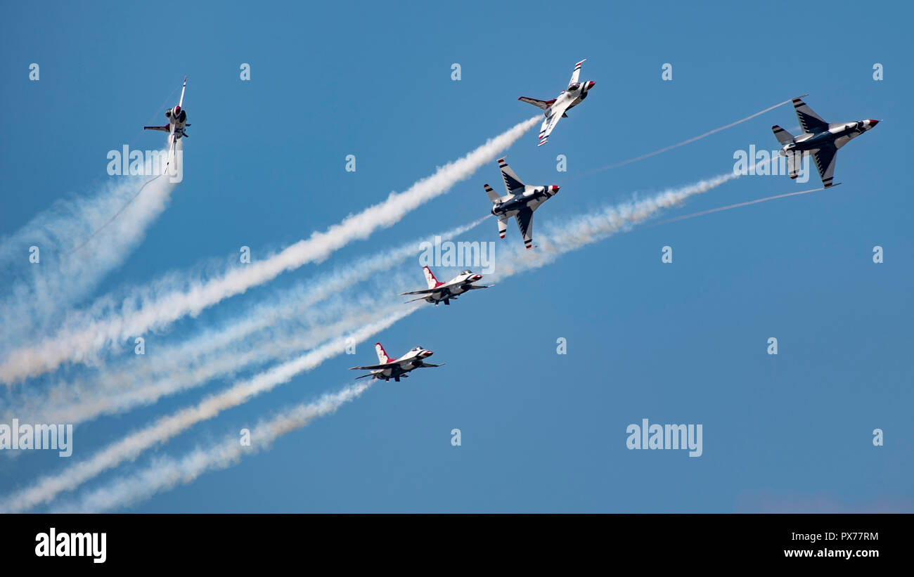 La U.S. Air Force Escadron de démonstration aérienne des Thunderbirds 'effectuer au Fort Worth Alliance Air Show, New York, 14 octobre 2018. Depuis 1953, l'équipe attaquante a servi comme premier ministre de l'Amérique, de l'escadron de démonstration aérienne, chargée de la mission vitale pour recruter, conserver et inspirer passé, présent et futur d'aviateurs. (U.S. Air Force Photo/SrA Cory W. Bush) Banque D'Images