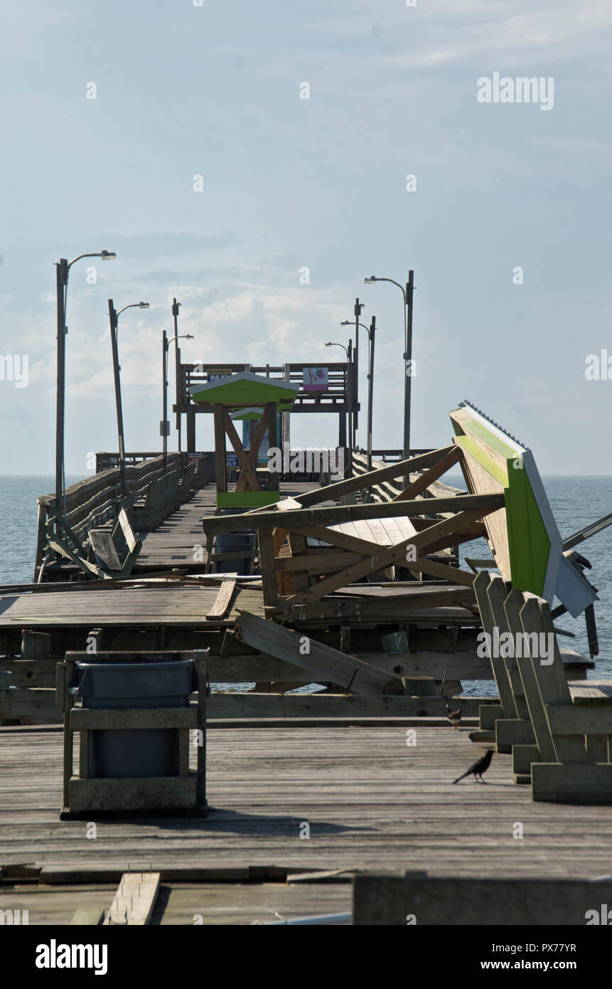Certains des dommages à l'entrée de la jetée de pêche de Bouge l'ouragan Florence Banque D'Images