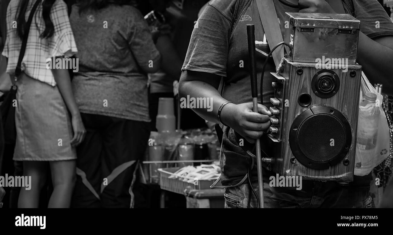 Les malvoyants chanter pour de l'argent sur le marché de la Thaïlande. Les personnes aveugles supplié pour don. Personne n'est intéressé par les malvoyants. Disab Banque D'Images