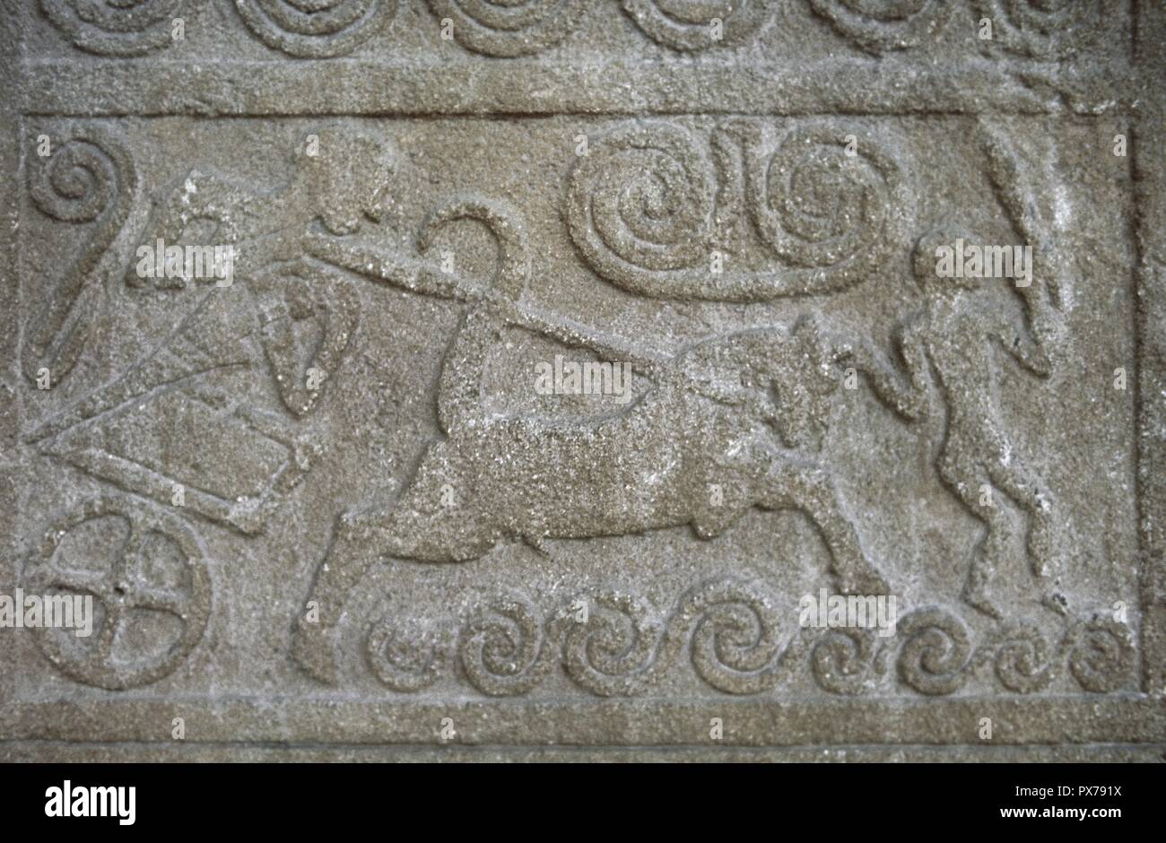 Stèle funéraire avec relief représentant une scène de chars. Le comité permanent de char tire sur les rênes, alors qu'une deuxième figure tient une arme, peut-être une épée, est représenté à l'avant du char. Les spirales représentent les vagues, indiquant l'emplacement côtier de la scène. Fait à Poros pierre. A. C. Mycènes cercle grave. 1500 BC. Musée Archéologique National. Athènes, Grèce. Banque D'Images