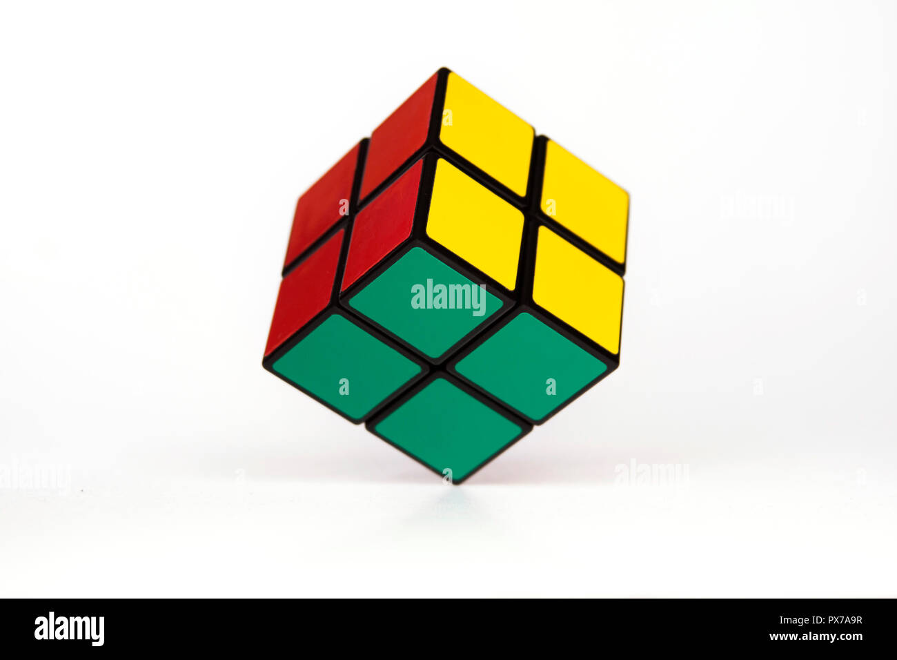 L'esprit simple challanging, puzzle cube de Rubik genre planant sur fond blanc, la simplicité, la facilité Banque D'Images